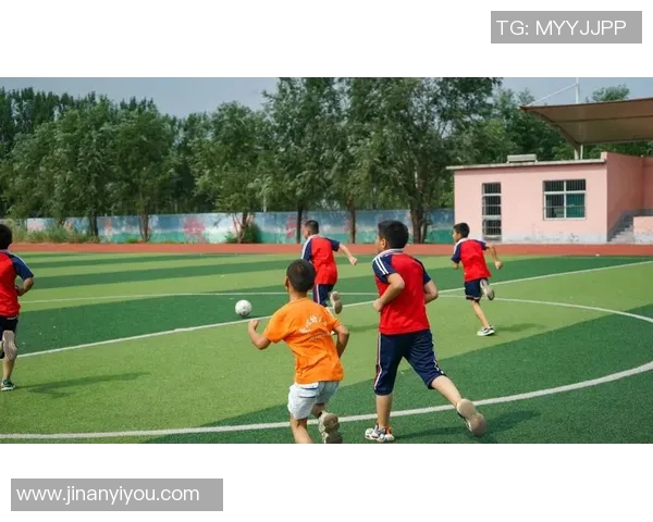 中考足球热潮来袭学生们如何在竞技中提升自我与团队合作能力